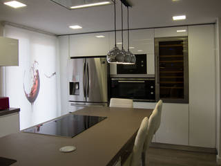 Ultima cocina en ático en Madrid, Muebles de Cocina Aries Muebles de Cocina Aries Nhà bếp phong cách hiện đại White