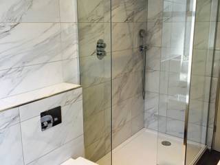 Marble and White famiy bathroom, Four Space Designs Four Space Designs Baños escandinavos Mármol