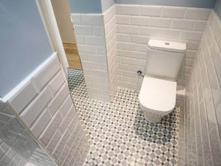 Reforma integral en la calle Urgell de Barcelona, Grupo Inventia Grupo Inventia Mediterranean style bathrooms Tiles