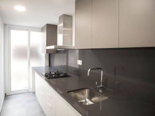 Reforma integral de vivienda en la calle Química de Barcelona, Grupo Inventia Grupo Inventia Modern kitchen Marble