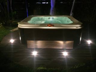 La cromoterapia in giardino con Jacuzzi Profile , Aquazzura Piscine Aquazzura Piscine モダンな庭