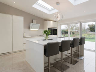 White modern kitchen in Hertfordshire by John Ladbury and Company., John Ladbury and Company John Ladbury and Company Nhà bếp phong cách hiện đại