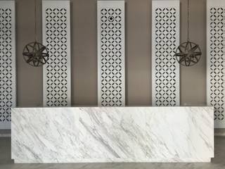GRAN MARINA, marisagomezd marisagomezd Modern corridor, hallway & stairs سنگ مرمر White