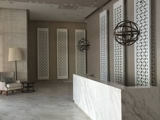 GRAN MARINA, marisagomezd marisagomezd モダンスタイルの 玄関&廊下&階段 大理石 白色