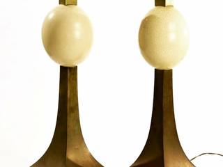 PAR DE CANDEEIROS - Em latão, decorados com ovos de avestruz. Eletrificados. Dim: 55 cm. (altura). Nota: Sem abajours , Antiguidadesportugal Antiguidadesportugal Casas clássicas Cobre/Bronze/Latão
