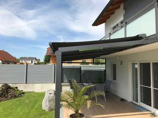 Terrassenverglasung in Anthrazit-Grau mit seitlichen Verglasungen zum schieben als Windschutz, Schmidinger Wintergärten, Fenster & Verglasungen Schmidinger Wintergärten, Fenster & Verglasungen Jardines de invierno de estilo moderno Aluminio/Cinc