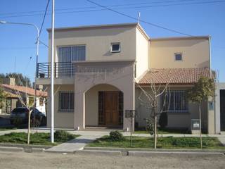 VIVIENDA RAYEN CURA, Arq. Leticia Gobbi & asociados Arq. Leticia Gobbi & asociados Casas de estilo clásico