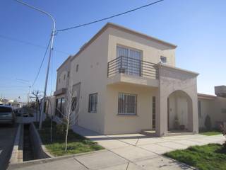 VIVIENDA RAYEN CURA, Arq. Leticia Gobbi & asociados Arq. Leticia Gobbi & asociados Casas de estilo clásico