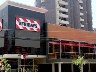 TGI Fridays Barranquilla, Grupo GAAB SAS - Arquitectura & Diseño Grupo GAAB SAS - Arquitectura & Diseño Nowoczesny ogród