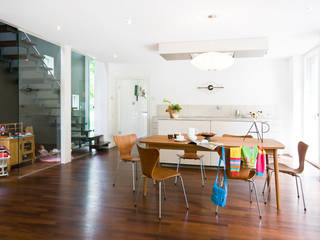 ESSEN UND KÜCHE ARCHITEKTEN GECKELER Minimalist dining room Wood Wood effect Esszimmer,Holzboden