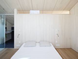 GÄSTE mit Dusche/Bad ARCHITEKTEN GECKELER Moderne Schlafzimmer Holz Holznachbildung Weisstanne