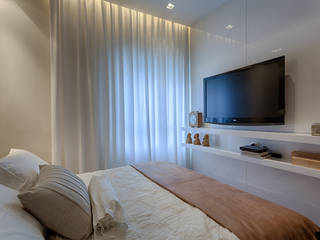 Quarto Casal Renata Basques Arquitetura e Design de Interiores Modern Bedroom Mobília,Propriedade,Conforto,Madeira,Televisão,Construção,Design de interiores,Cinza,Piso,Pisos