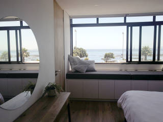 Mouille Point Apartment, Kunst Architecture & Interiors Kunst Architecture & Interiors Modern style bedroom