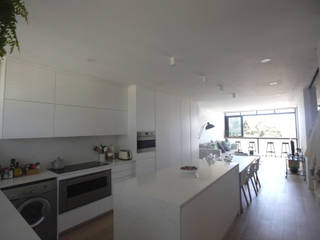 Mouille Point Apartment, Kunst Architecture & Interiors Kunst Architecture & Interiors Modern style kitchen