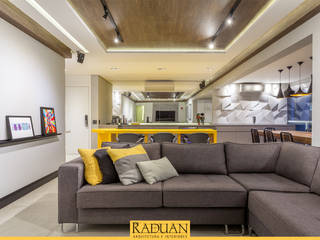 Apartamento 110 m² - Itaim Bibi, Raduan Arquitetura e Interiores Raduan Arquitetura e Interiores モダンデザインの リビング