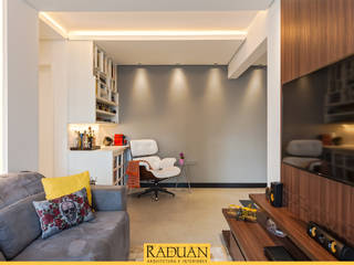 Apartamento 62 m² - Chácara Klabin, Raduan Arquitetura e Interiores Raduan Arquitetura e Interiores モダンデザインの リビング