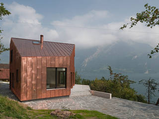 Ferienhaus Triangel in Bauen UR, Lüthi + Schmid Architekten BSA Lüthi + Schmid Architekten BSA منازل نحاس/برونز