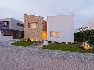 casa del parque /NUEVE CERO UNO/ espacio NUEVE CERO UNO Casas modernas: Ideas, imágenes y decoración Piedra