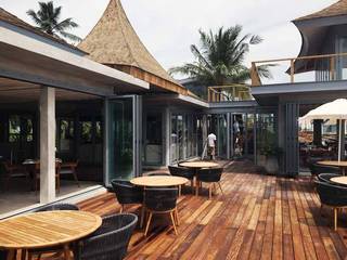 Puertas Plegadizas en Resort de una isla – Maldivas , AIRCLOS AIRCLOS Puertas y ventanas modernas Aluminio/Cinc Gris