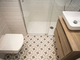 Reforma integral en calle Ciudad Real de Barcelona, Grupo Inventia Grupo Inventia Modern bathroom Tiles