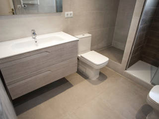 Reforma de cocina y de baño en Via Laietana de Barcelona, Grupo Inventia Grupo Inventia Modern bathroom Tiles