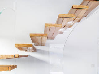 Holz und Glas in perfekter Umarmung - Schwebende Wellen, Siller Treppen/Stairs/Scale Siller Treppen/Stairs/Scale モダンスタイルの 玄関&廊下&階段 木 木目調