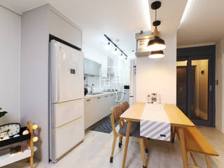 특별한 헹거치프 역할을 해주는 아파트 인테리어 23평, 쉼표디자인SHUIMPYO DESIGN 쉼표디자인SHUIMPYO DESIGN Comedores minimalistas