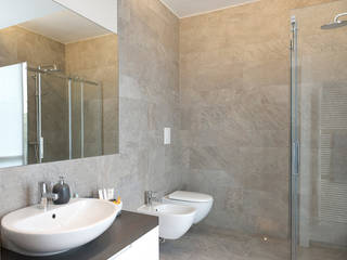 Appartamento in Pandino, tIPS ARCHITECTS tIPS ARCHITECTS ห้องน้ำ