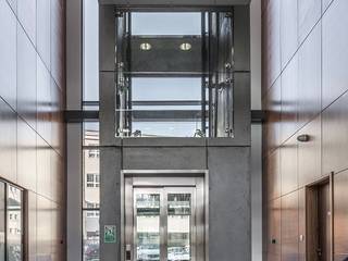 Hall biurowca. Płyty wielkoformatowe z betonu architektonicznego Artis Visio., Artis Visio Artis Visio Modern corridor, hallway & stairs Concrete