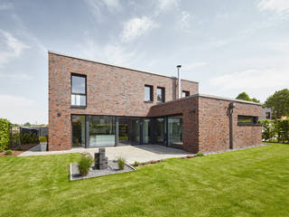 Einfamilienhaus in Schwalmtal bei Mönchengladbach, Fourmove Architekten Fourmove Architekten Moderne Häuser Wolke,Himmel,Anlage,Fenster,Gebäude,Tür,Baum,Haus,Grundstück,Gras