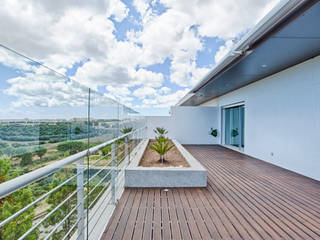 homify Balcones y terrazas de estilo moderno Derivados de madera Transparente