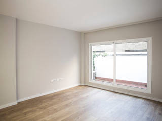 Reforma integral en calle Calàbria de Barcelona, Grupo Inventia Grupo Inventia Modern living room Engineered Wood Transparent