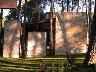 CASA EN EL BOSQUE, LLACAY arq LLACAY arq Minimalist house Stone