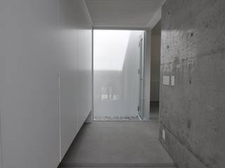 YRKW-HOUSE, 門一級建築士事務所 門一級建築士事務所 Modern Corridor, Hallway and Staircase