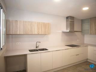 Reforma integral de casa en Mataró, Grupo Inventia Grupo Inventia Modern kitchen Wood-Plastic Composite