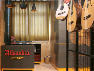 Alhambra Guitarras, Pilar Molina Pilar Molina Commercial spaces Wood Wood effect