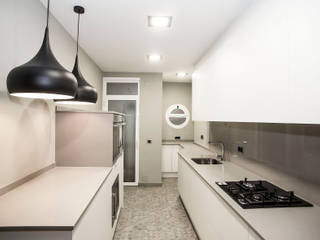 Reforma de cocina en calle Trafalgar de Barcelona, Grupo Inventia Grupo Inventia Modern kitchen Wood-Plastic Composite