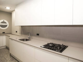 Reforma de cocina en calle Trafalgar de Barcelona, Grupo Inventia Grupo Inventia Modern kitchen Wood-Plastic Composite