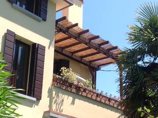 Pergolato in legno su terrazza, ONLYWOOD ONLYWOOD Mediterraner Balkon, Veranda & Terrasse Accessoires und Dekoration