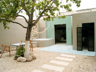 Casa del Aljibe, Quinto Distrito Arquitectura Quinto Distrito Arquitectura Eclectic style balcony, veranda & terrace Tiles Blue