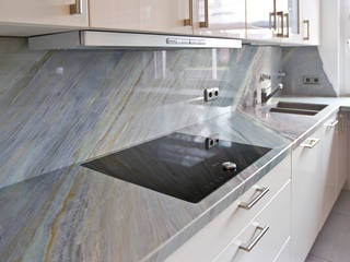 Küche mit exotischer Naturstein Küchenarbeitsplatte, Rossittis GmbH Rossittis GmbH Modern kitchen Stone