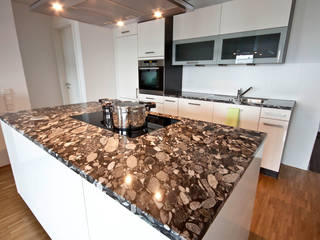 Küche mit exotischer Naturstein Küchenarbeitsplatte, Rossittis GmbH Rossittis GmbH Modern kitchen Stone