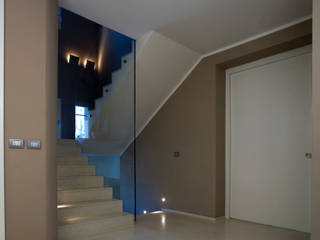 Uno spazio semplice e sofisticato, Daniela Nori Daniela Nori Modern Corridor, Hallway and Staircase