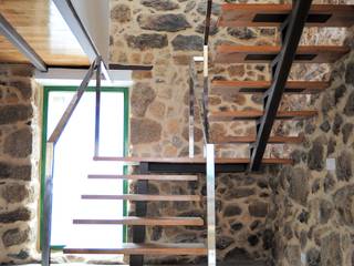 Rehabilitación de vivienda en Chantada (Lugo), Anxo Sánchez, arquitecto Anxo Sánchez, arquitecto Corredores, halls e escadas modernos Madeira maciça Multicolor