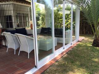 Cerramiento de patio exterior con cortinas de cristal, Kauma Kauma Casas de estilo clásico Aluminio/Cinc