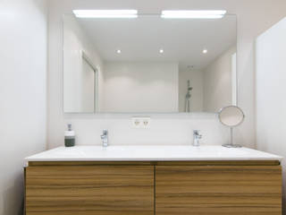 REFORMA PISO SAN JUAN, Rooms de Cocinobra Rooms de Cocinobra Modern style bathrooms