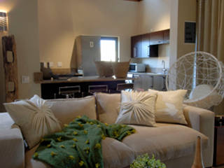 Nondela 2, Full Circle Design Full Circle Design Eclectic style living room