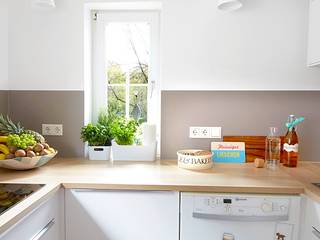 1.Rezept: Ruhe durch eine dezente Farbgebung Birgit Knutzen Innenarchitektur Moderne Küchen Weiß weiße Wandleuchte,Spritzschutz