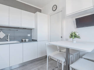 Ristrutturazione appartamento di 82 mq a Milano, San Siro, Facile Ristrutturare Facile Ristrutturare Кухня в стиле модерн