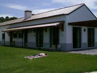 Moradia Serra da Arrábida, Tutiobra Sociedade Técnica de Construções Unipessoal, Lda Tutiobra Sociedade Técnica de Construções Unipessoal, Lda Country style house Concrete